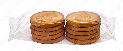 печенье, упакованное в пленку стопками